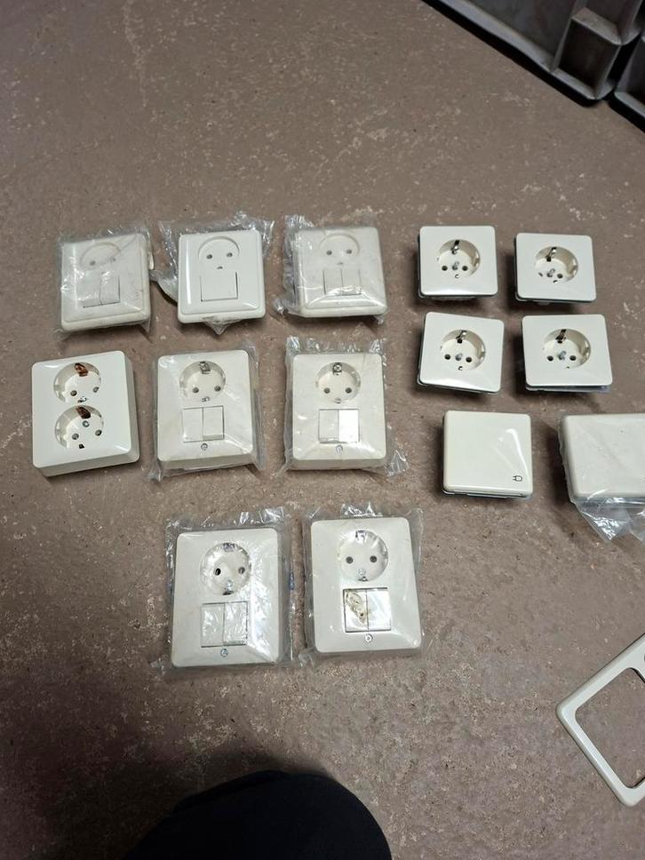 Peha standaard crème schakelmateriaal, Doe-het-zelf en Verbouw, Elektra en Kabels, Nieuw, Stopcontact, Ophalen of Verzenden