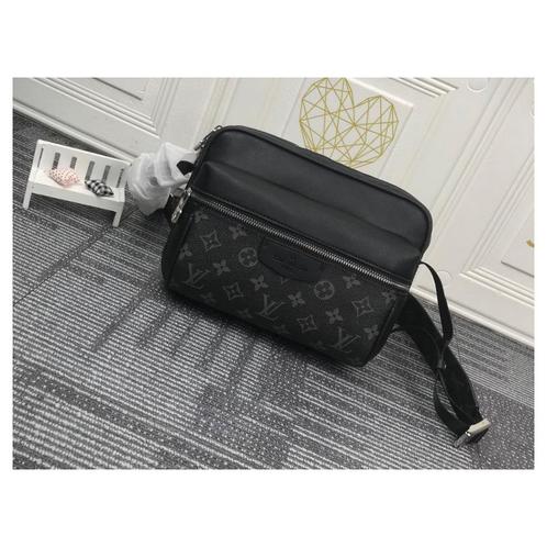 Louis Vuitton Outdoor Messenger Bag Nieuw, Sieraden, Tassen en Uiterlijk, Tassen | Schoudertassen, Nieuw, Zwart, Leer, Ophalen of Verzenden