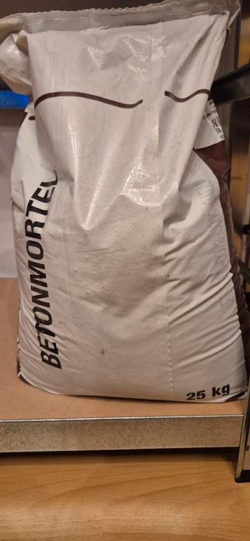 Betonmortel 25 kg (2 zakken beschikbaar) beschikbaar voor biedingen