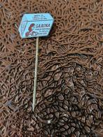 Sp 1842 Sarina Cacao Speldje, Verzamelen, Speldjes, Pins en Buttons, Ophalen of Verzenden, Gebruikt, Merk, Speldje of Pin