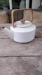 Witte emaille theepot met houten handvat, Ophalen of Verzenden