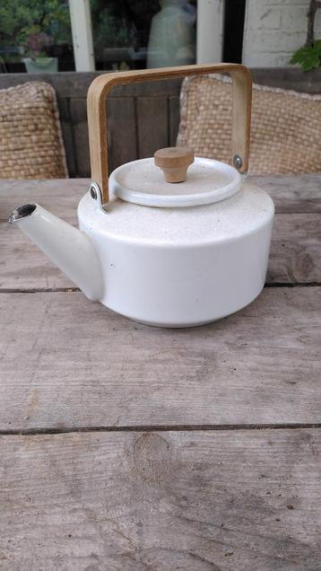 Witte emaille theepot met houten handvat  beschikbaar voor biedingen