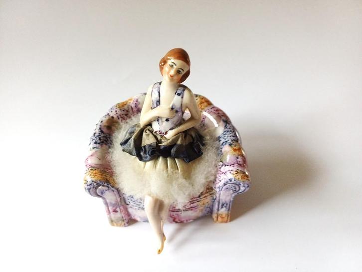 art deco beeldje flapper, half doll poederdoos, powder box, Antiek en Kunst, Antiek | Porselein, Ophalen of Verzenden