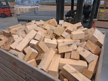 Haardhout vuren blokken beschikbaar voor biedingen