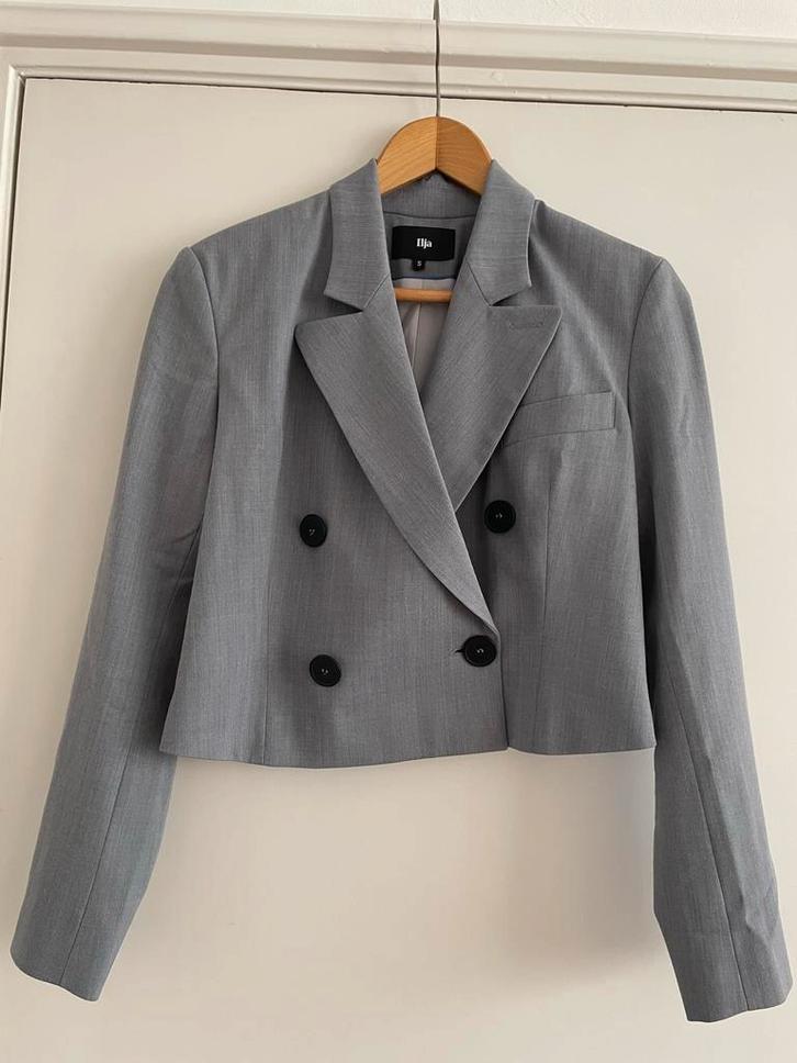 Ilja Cropped Blazer met Wol - Maat S (36/38), Kleding | Dames, Jasjes, Kostuums en Pakken, Zo goed als nieuw, Grijs, Ophalen of Verzenden
