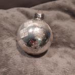 B822 oude kerstbal zilver wit 8 cm, Diversen, Kerst, Ophalen of Verzenden, Gebruikt