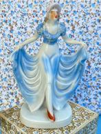 Art deco beeldje, dame blauwe jurk & bonnet, porselein, 1920, Antiek en Kunst, Ophalen of Verzenden