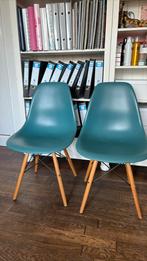 2 stoelen houten poten en kunststof zitting, Ophalen, Zo goed als nieuw, Blauw, Metaal