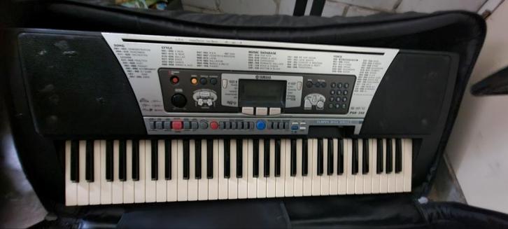 Yamaha PSR-350 Keyboard met Standaard, Muziek en Instrumenten, Keyboards, Gebruikt, 61 toetsen, Yamaha, Aanslaggevoelig, Met standaard