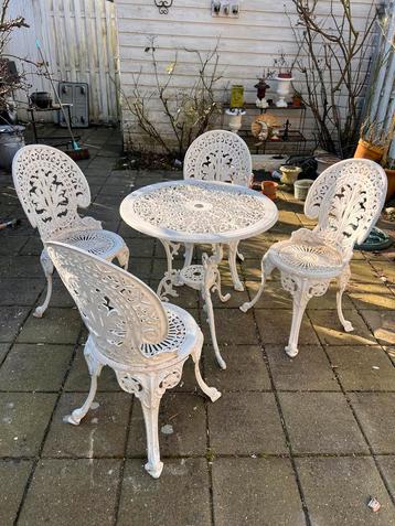 Witte brocante tuinset metaal beschikbaar voor biedingen