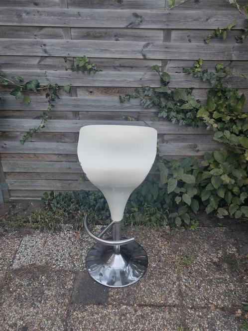 Witte Everite kruk, Huis en Inrichting, Barkrukken, Gebruikt, 60 tot 90 cm, Kunststof, Metaal, 1 kruk, In hoogte verstelbaar, Met voetsteun