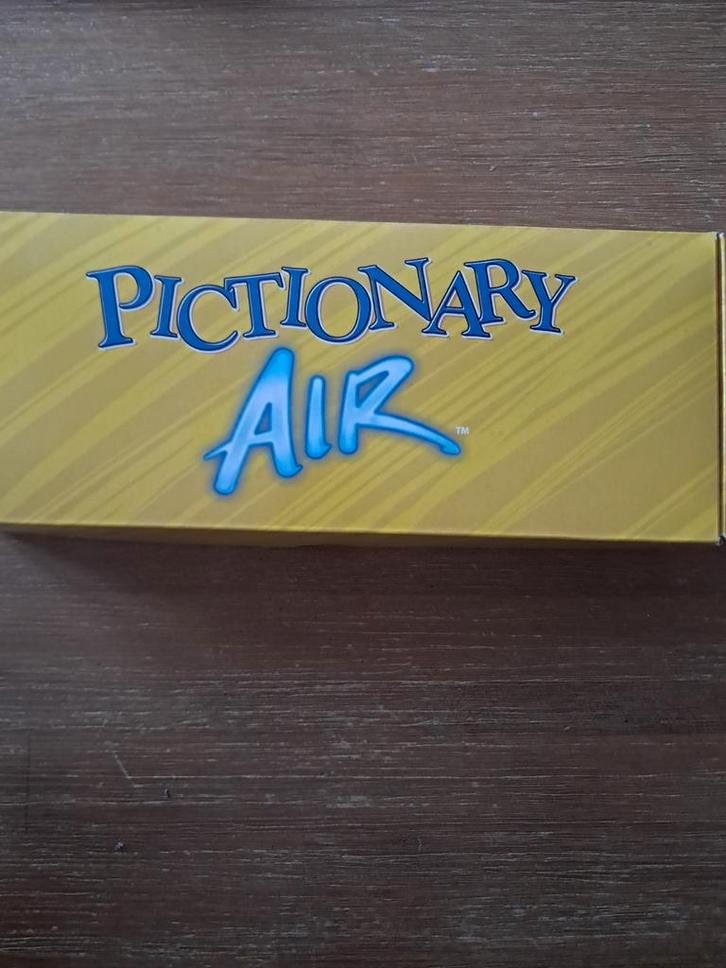Pictionary Air - Teken in de lucht!, Hobby en Vrije tijd, Gezelschapsspellen | Bordspellen, Nieuw, Een of twee spelers, Drie of vier spelers