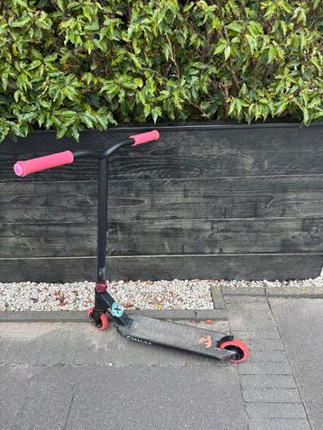 Chilli Stuntstep roze met zwart beschikbaar voor biedingen