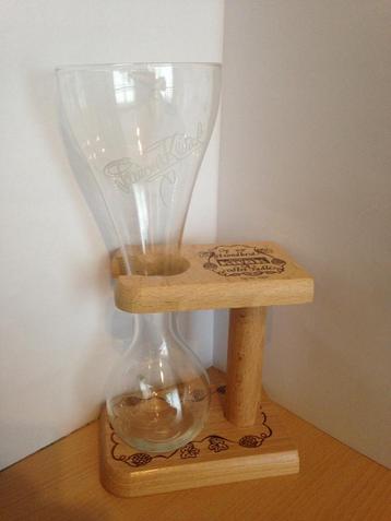 Pauwel kwak bierglas in houten houder beschikbaar voor biedingen