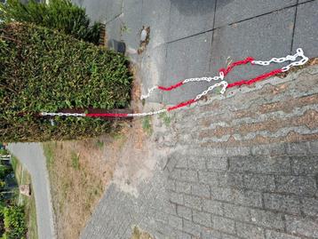 Rood-wit ketting beschikbaar voor biedingen