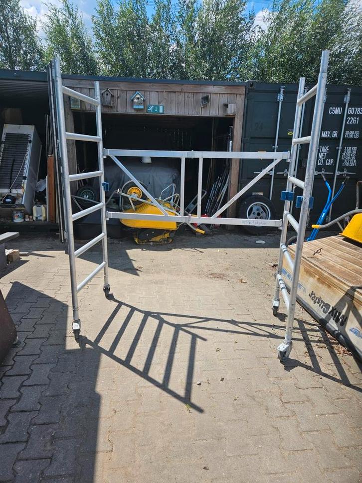 Zeer nette steiger . Werkhoogte 7.8 meter, Doe-het-zelf en Verbouw, Steigers, Zo goed als nieuw, Rolsteiger of Kamersteiger, 5 meter of hoger