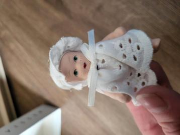 Baby porselein poppetje voor poppenhuis  beschikbaar voor biedingen