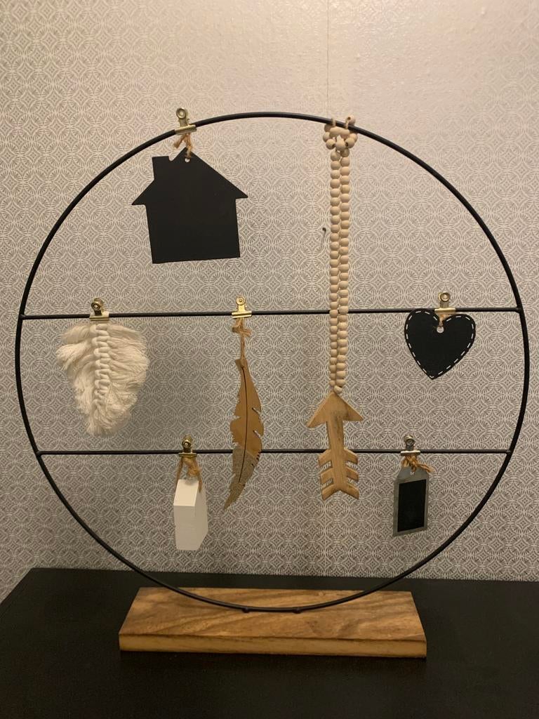 Zwart metalen ring op voet met decoraties, Ophalen, Zo goed als nieuw