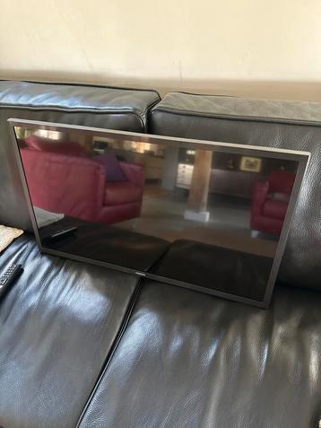 Samsung smart tv met ophangbeugel 32 inch beschikbaar voor biedingen
