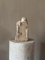 Middeleeuws kalkstenen fragment van een zittende man, Antiek en Kunst, Ophalen