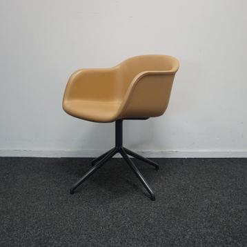 Muuto Fiber Design Stoelen | Draaibaar | Bruin Leer beschikbaar voor biedingen