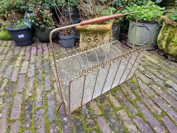 Vintage lectuurbak krantenbak messing teak beschikbaar voor biedingen