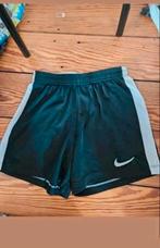 Nike short maat 128-137, Kinderen en Baby's, Kinderkleding | Maat 134, Jongen of Meisje, Sport- of Zwemkleding, Ophalen of Verzenden