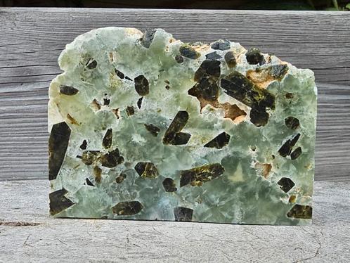 Gave prehniet cutbase, Verzamelen, Mineralen en Fossielen, Mineraal, Ophalen of Verzenden
