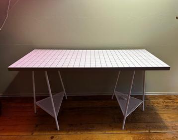 Bureau wit beschikbaar voor biedingen