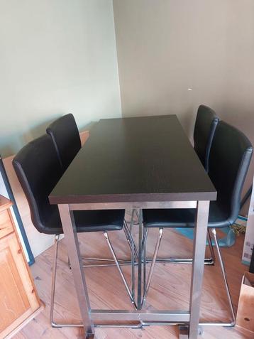 Compacte hoge eettafel + 4 stoelen beschikbaar voor biedingen