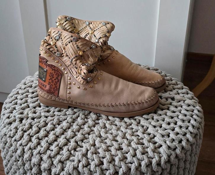 Karma of charme korte laarzen maat 39, Kleding | Dames, Schoenen, Zo goed als nieuw, Lage of Enkellaarzen, Beige, Ophalen of Verzenden