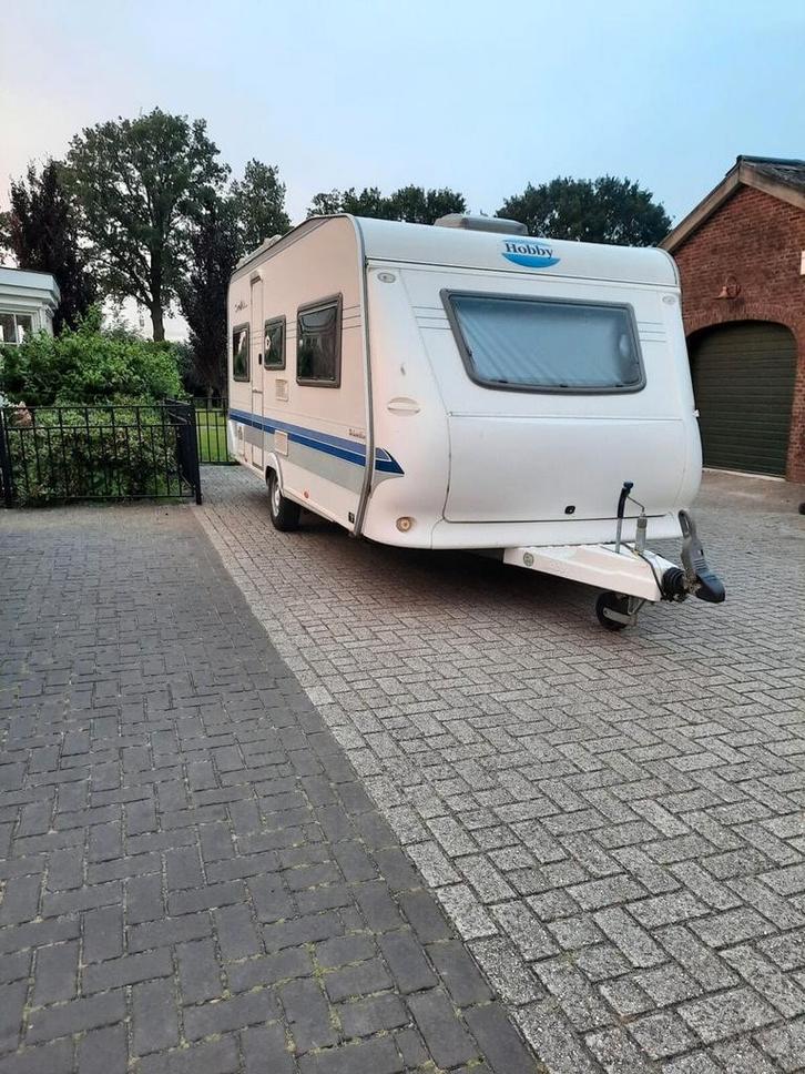 Hobby De Luxe easy 495 - Stapelbed, Voortent & Luifel!, Caravans en Kamperen, Caravans, tot en met 5, 1000 - 1250 kg, Standaardzit