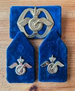 Baretembleem + kraagspiegels officier Aan en Afvoertroepen, Ophalen of Verzenden, Landmacht, Nederland, Embleem of Badge