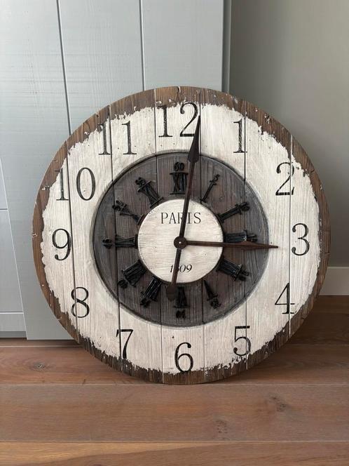 Mooie landelijke wandklok, Huis en Inrichting, Woonaccessoires | Klokken, Zo goed als nieuw, Wandklok, Analoog, Ophalen