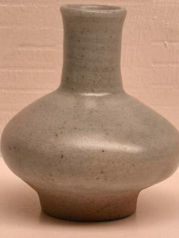 Chinees celadon vaasje Ming dynastie  beschikbaar voor biedingen