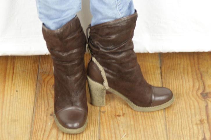 Leuke bruine laarzen met hak.Nepbont gevoerd.Mt 39.Merk C&A, Kleding | Dames, Schoenen, Zo goed als nieuw, Lage of Enkellaarzen