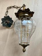 Brocante hanglamp met sierlijke armatuur en glazen bol, Ophalen of Verzenden