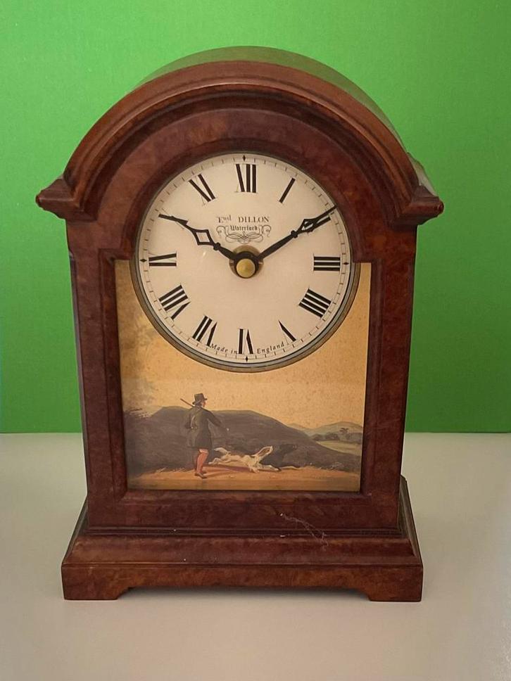 Retro klokje England met jachtmotief, Antiek en Kunst, Antiek | Klokken, Ophalen of Verzenden