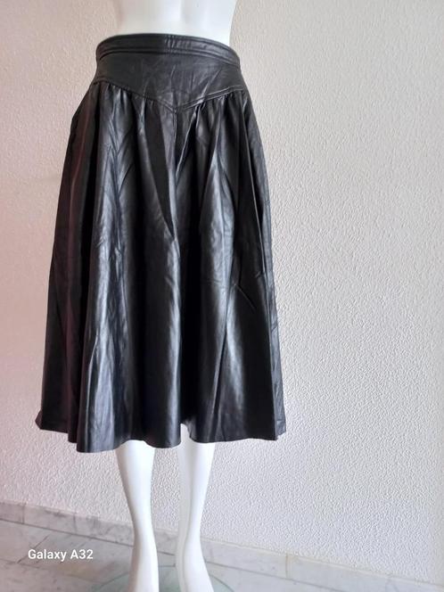 zwarte wijd uitlopende midirok van PU leer, rok maat 38, Kleding | Dames, Rokken, Zo goed als nieuw, Maat 38/40 (M), Zwart, Onder de knie