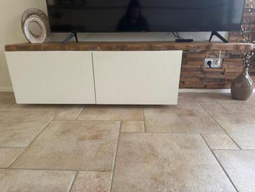 Witte kast met houten plank beschikbaar voor biedingen