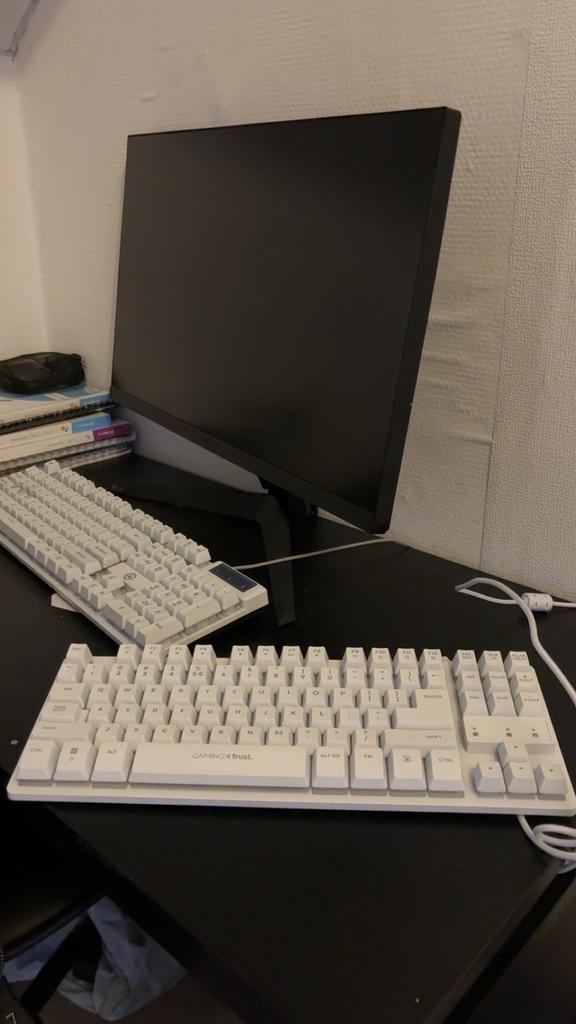 LG-monitor (144 Hz) + twee verlichte toetsenborden + HDMI-k, Computers en Software, Toetsenborden, Zo goed als nieuw, Ophalen