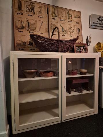 Oude houten vitrinekast  beschikbaar voor biedingen
