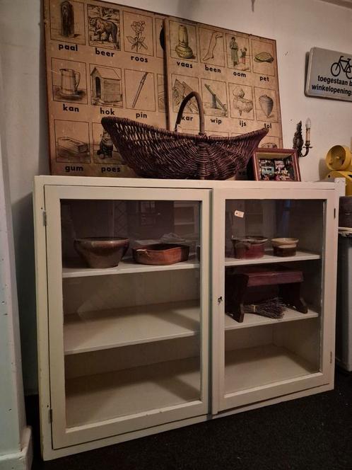 Oude houten vitrinekast, Antiek en Kunst, Antiek | Meubels | Kasten, Ophalen