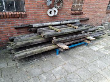 Gebruikte juffers, daksporen, houten spanten beschikbaar voor biedingen