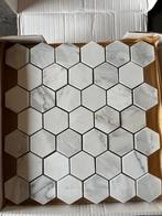 Tegel mozaik matjes op kunststof wit geaderd zes kantjes., Nieuw, Wandtegels, 5 tot 10 m², 20 tot 40 cm