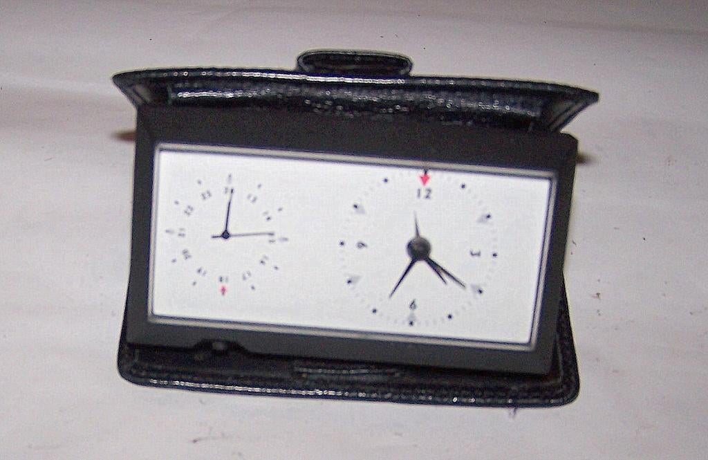 Duo reiswekkertje in leren etui. 24- en 12 uurs klokken.Izgs, Ophalen of Verzenden, Zo goed als nieuw, Analoog, Wekker of Tafelklok