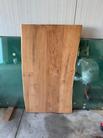 Diverse mooie massieve tafelbladen beschikbaar voor biedingen