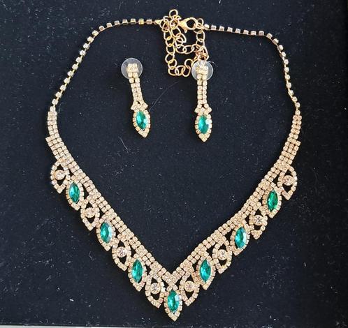 Ketting met oorbellen., Sieraden, Tassen en Uiterlijk, Kettingen, Zo goed als nieuw, Overige materialen, Groen, Met strass, Verstelbaar