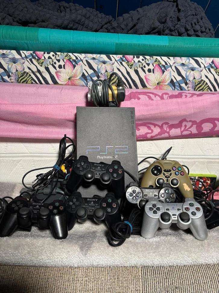 PlayStation 2 bundel (6 controllers + GTA erin) – disc-lade, Spelcomputers en Games, Spelcomputers | Sony PlayStation 2, Gebruikt