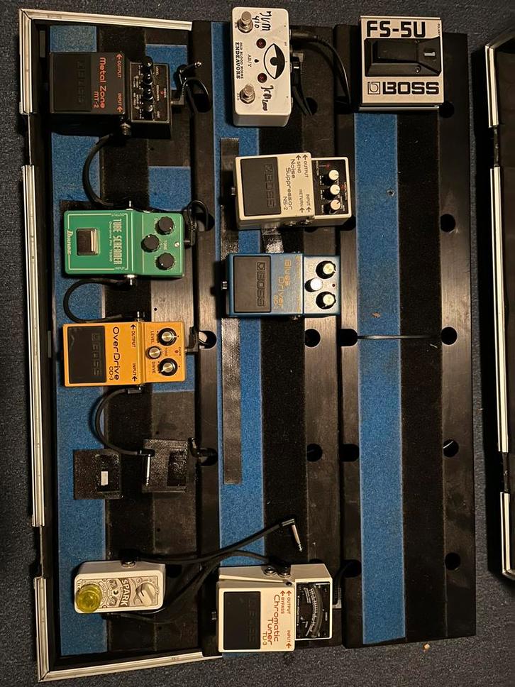 Diverse boss pedalen in flightcase, Hobby en Vrije tijd, Elektronica-componenten, Zo goed als nieuw, Ophalen of Verzenden